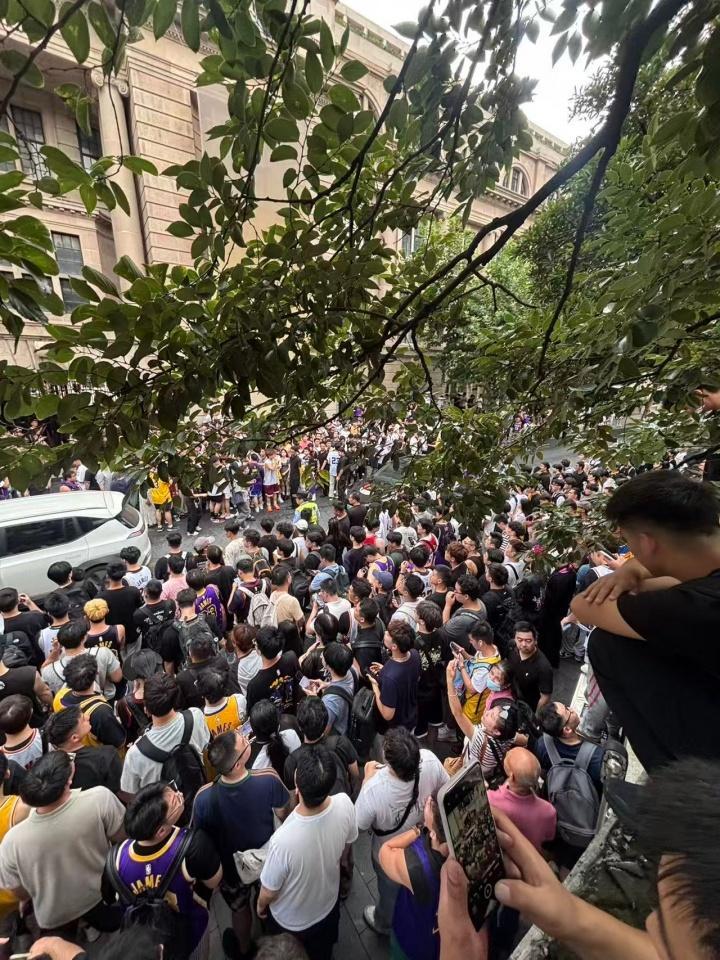 九游体育网页版-詹姆斯中国行万人空巷，但老詹的铁粉黑粉老粉在评论区打嘴仗