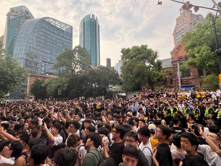 九游体育网页版-詹姆斯中国行万人空巷，但老詹的铁粉黑粉老粉在评论区打嘴仗