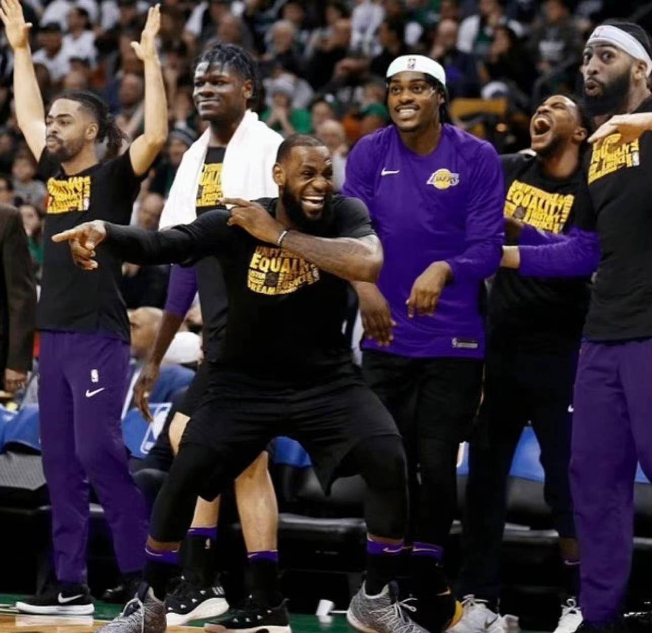 詹皇回归最大受害者！他上场的第1天，湖人12+18猛将就立刻被弃用