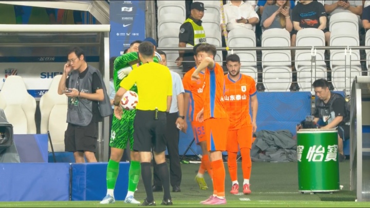 不解判罚！下半场开始前，王彤与王大雷仍向麦麦提江投诉此前手球