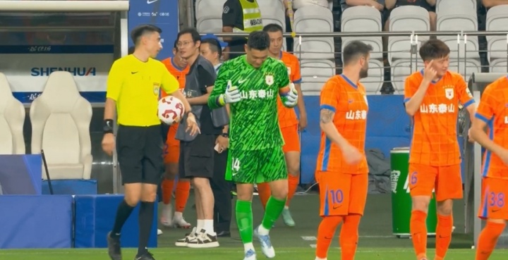 不解判罚！下半场开始前，王彤与王大雷仍向麦麦提江投诉此前手球