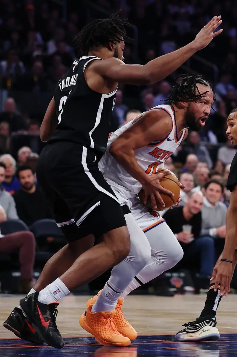 九游体育-布伦森穿着尼克斯配色科比3,得到20分4篮板5助攻