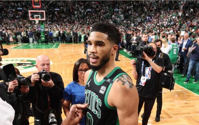 1651386838481075429.jpg 团队篮球的胜利!绿军高举传统双塔大旗 复制马刺?