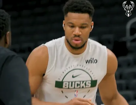 九游体育官方网站-他来了！雄鹿官方晒字母哥积极投入赛前热身的瞬间