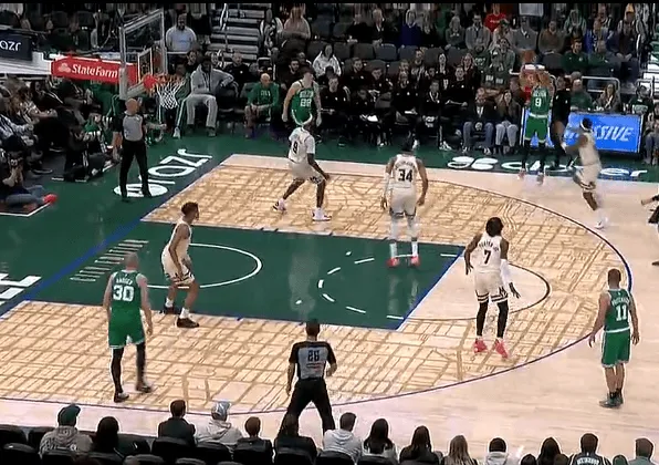 英雄联盟-怀特接球三分再中，凯尔特人领先雄鹿到22分分差