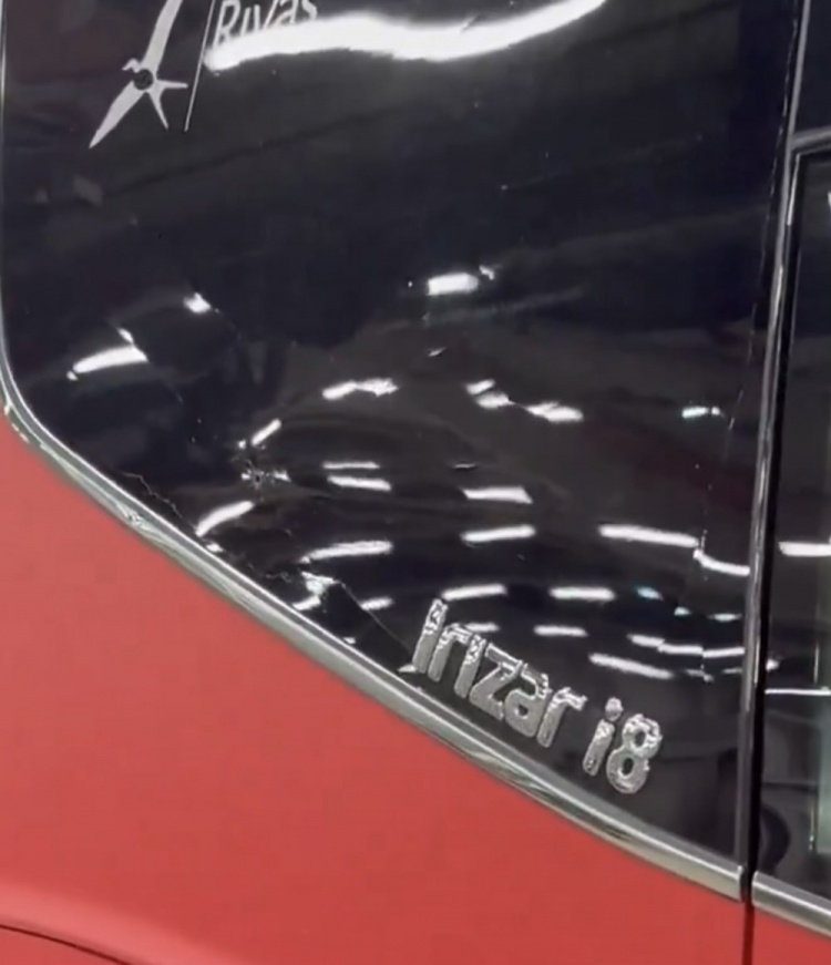 王者荣耀-科贝：马竞大巴遭巴萨极端球迷投掷物品袭击，导致车窗破裂