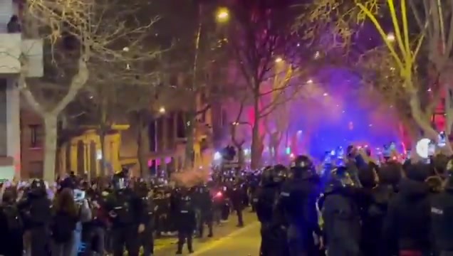 王者荣耀-科贝：马竞大巴遭巴萨极端球迷投掷物品袭击，导致车窗破裂